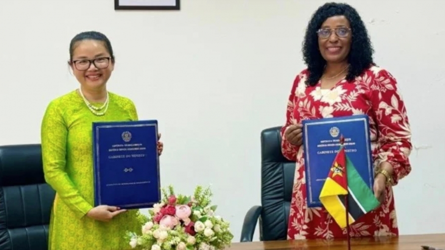 Vietnam, Mozambique sign new agreement on higher education cooperation
